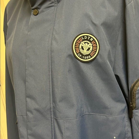 Leduntino Find Your Own Way Windbreaker Hooded Waterproof Jacket Blue
Large, EUC - Picture 3 of 14